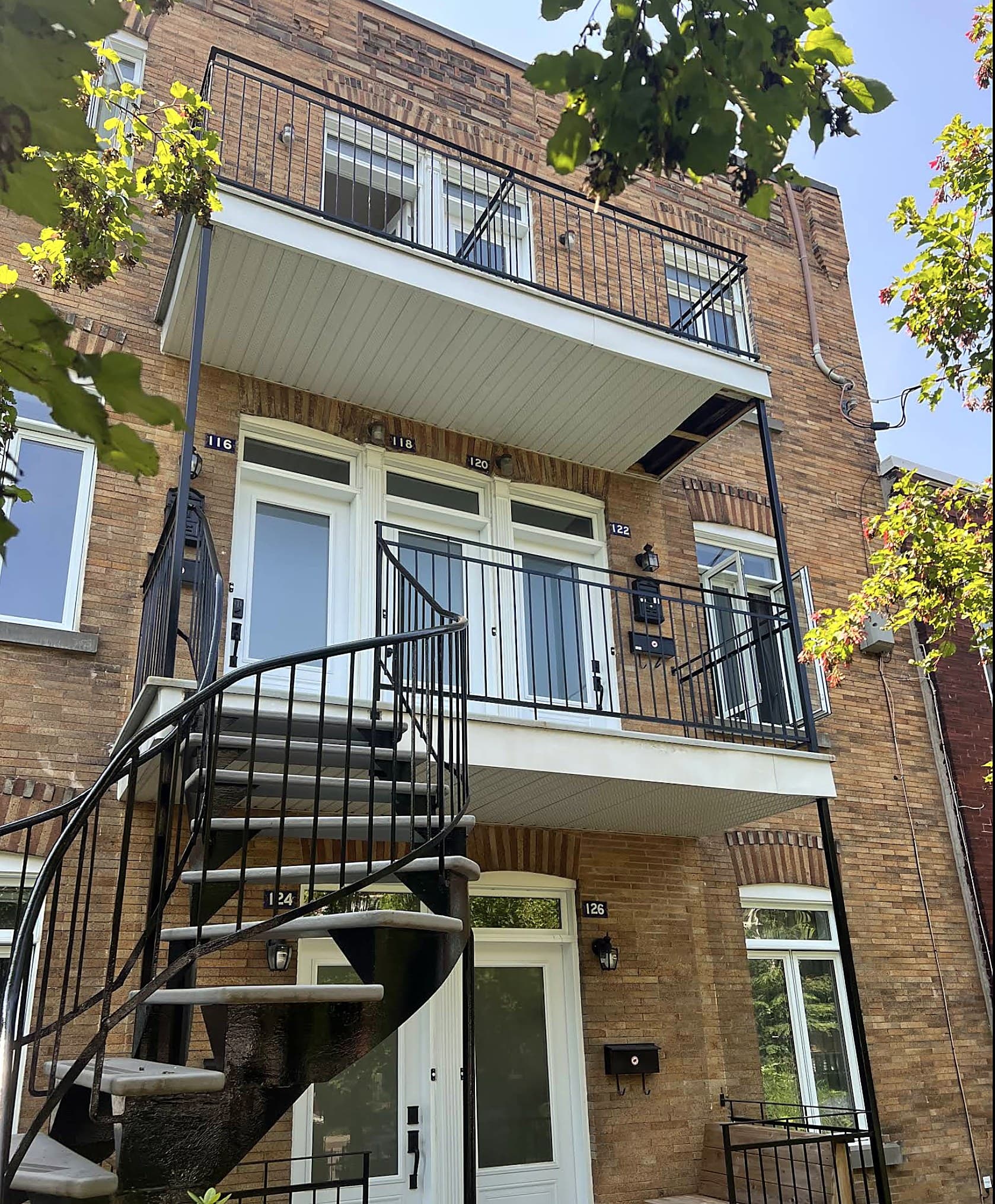 Escalier en colimaçon et balcons de triplex