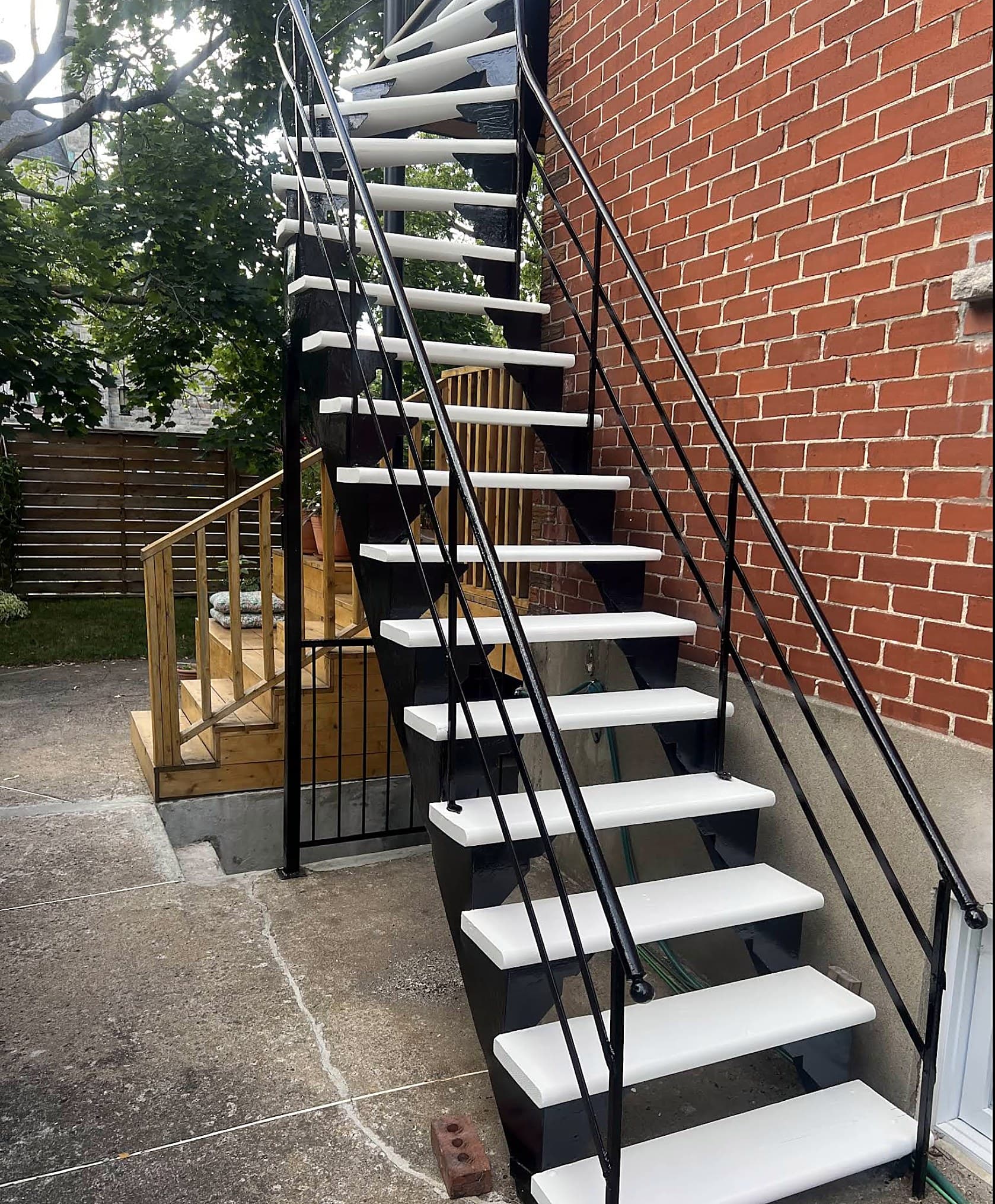 Escalier extérieur, finition contrastée